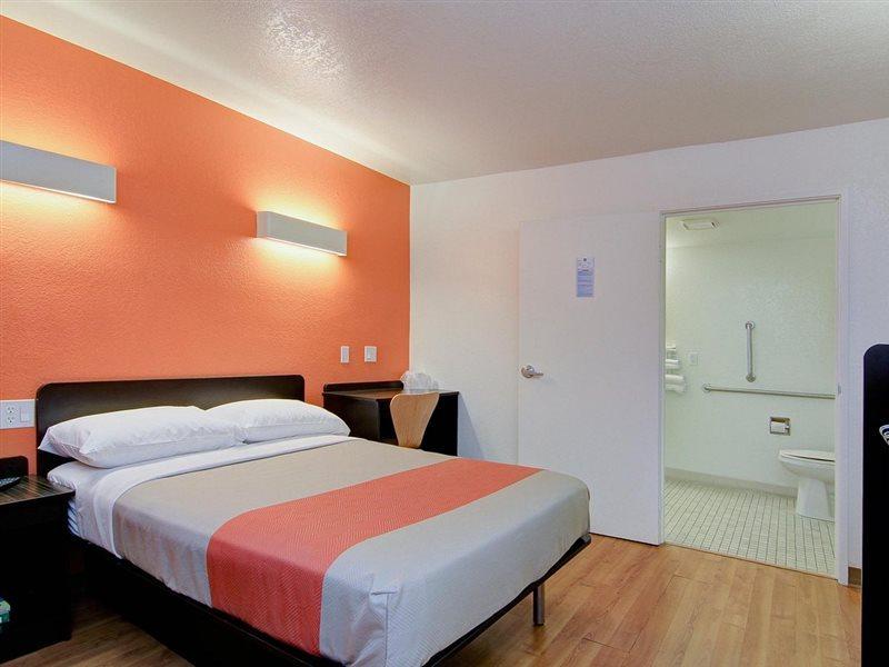 Motel 6 Old Town Scottsdale Fashion Square Exterior photo