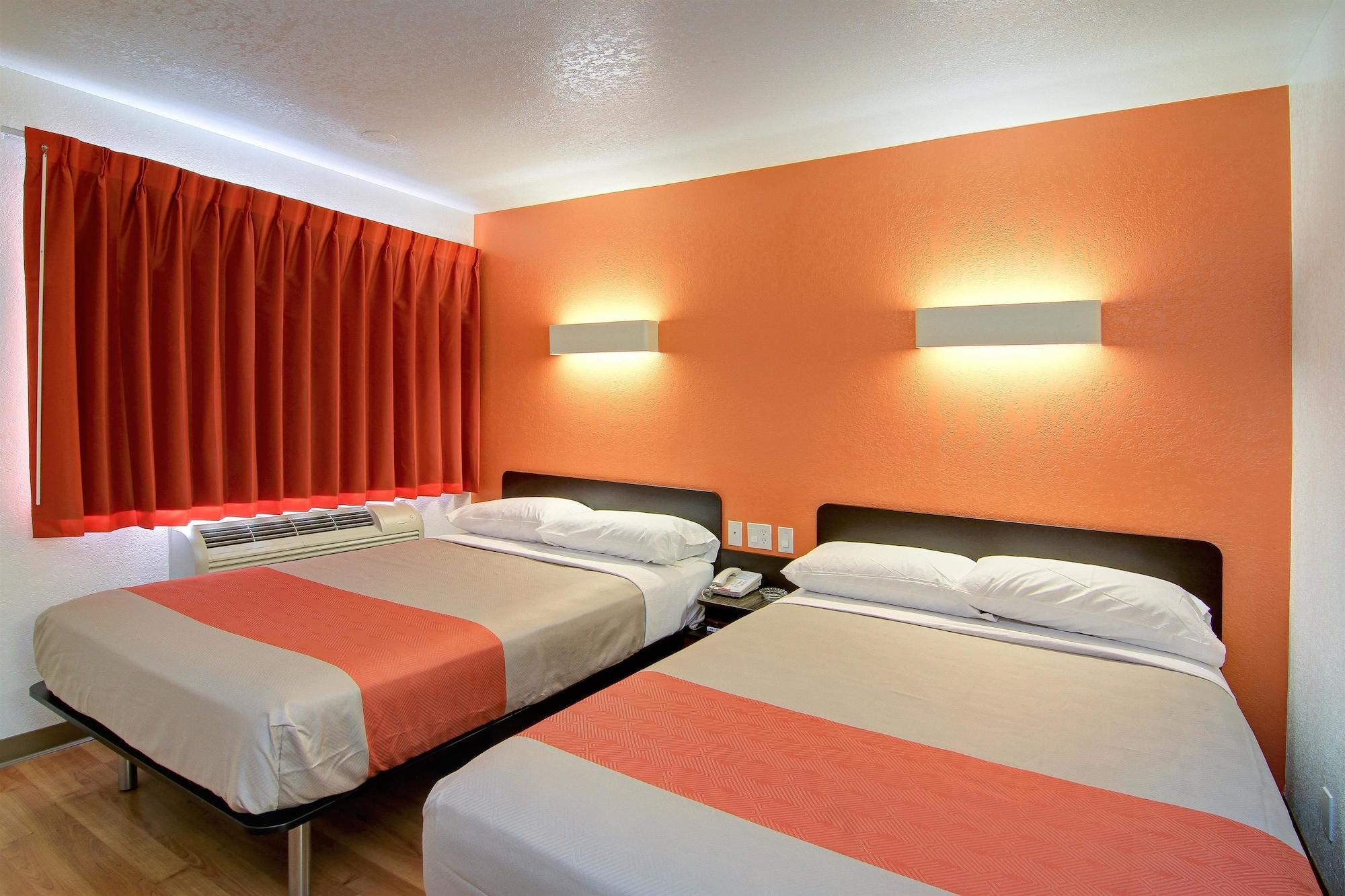 Motel 6 Old Town Scottsdale Fashion Square Exterior photo