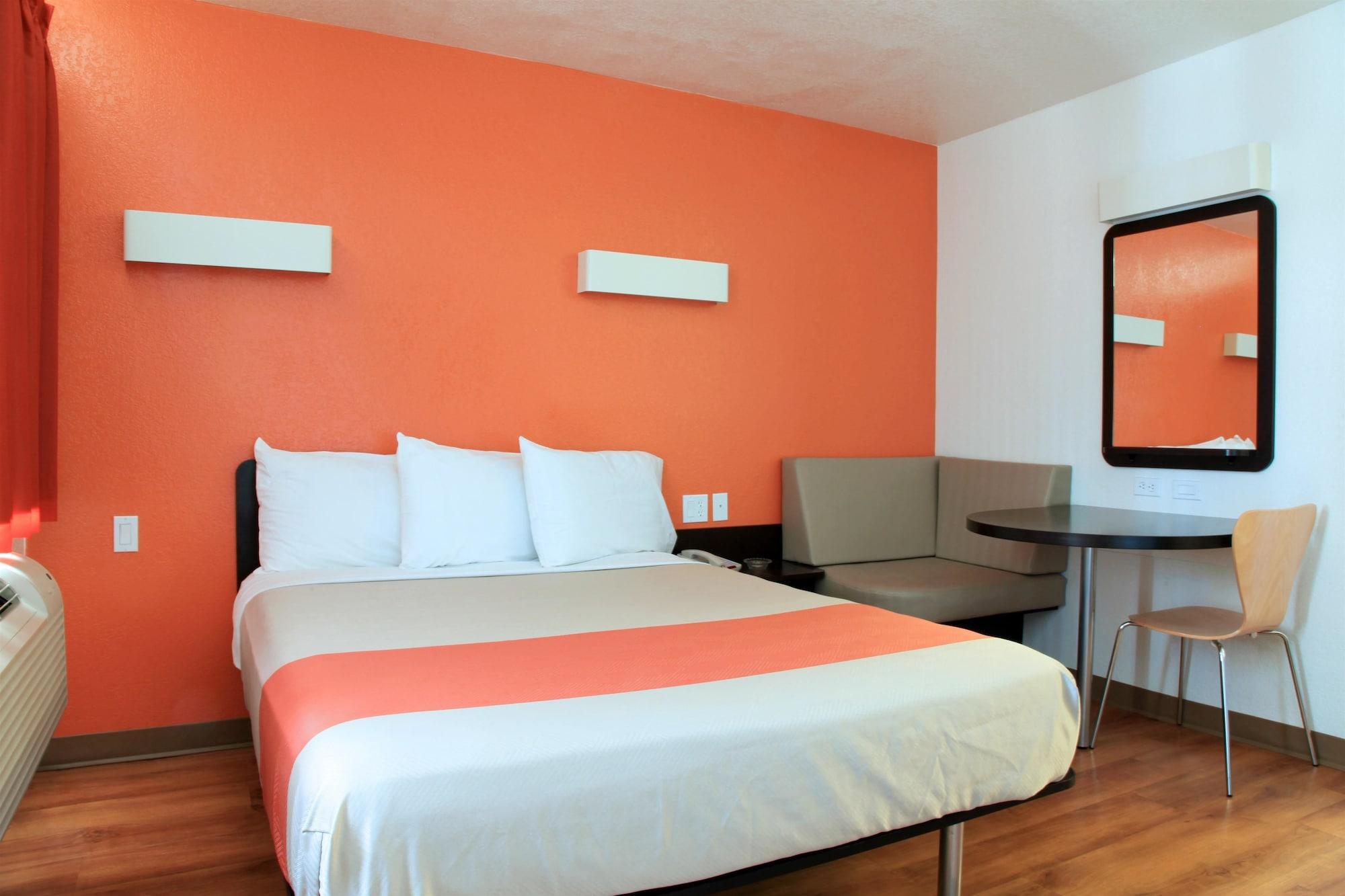 Motel 6 Old Town Scottsdale Fashion Square Exterior photo