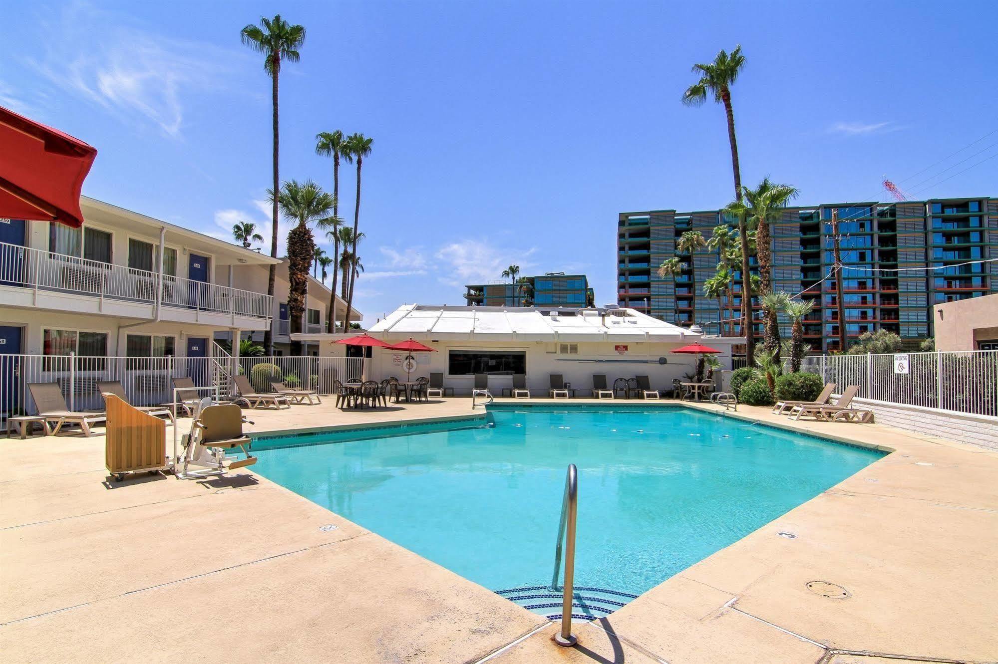 Motel 6 Old Town Scottsdale Fashion Square Exterior photo