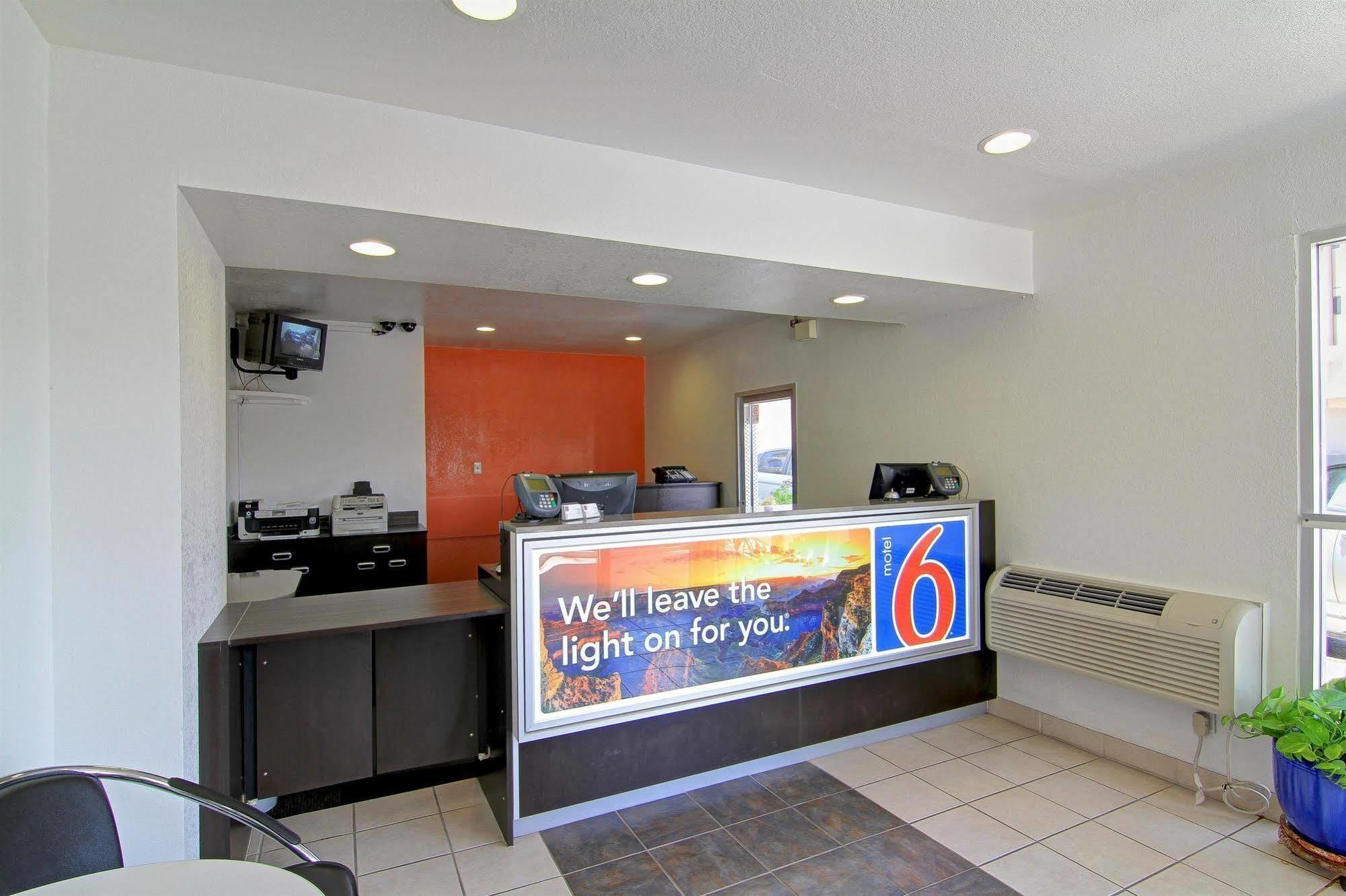 Motel 6 Old Town Scottsdale Fashion Square Exterior photo