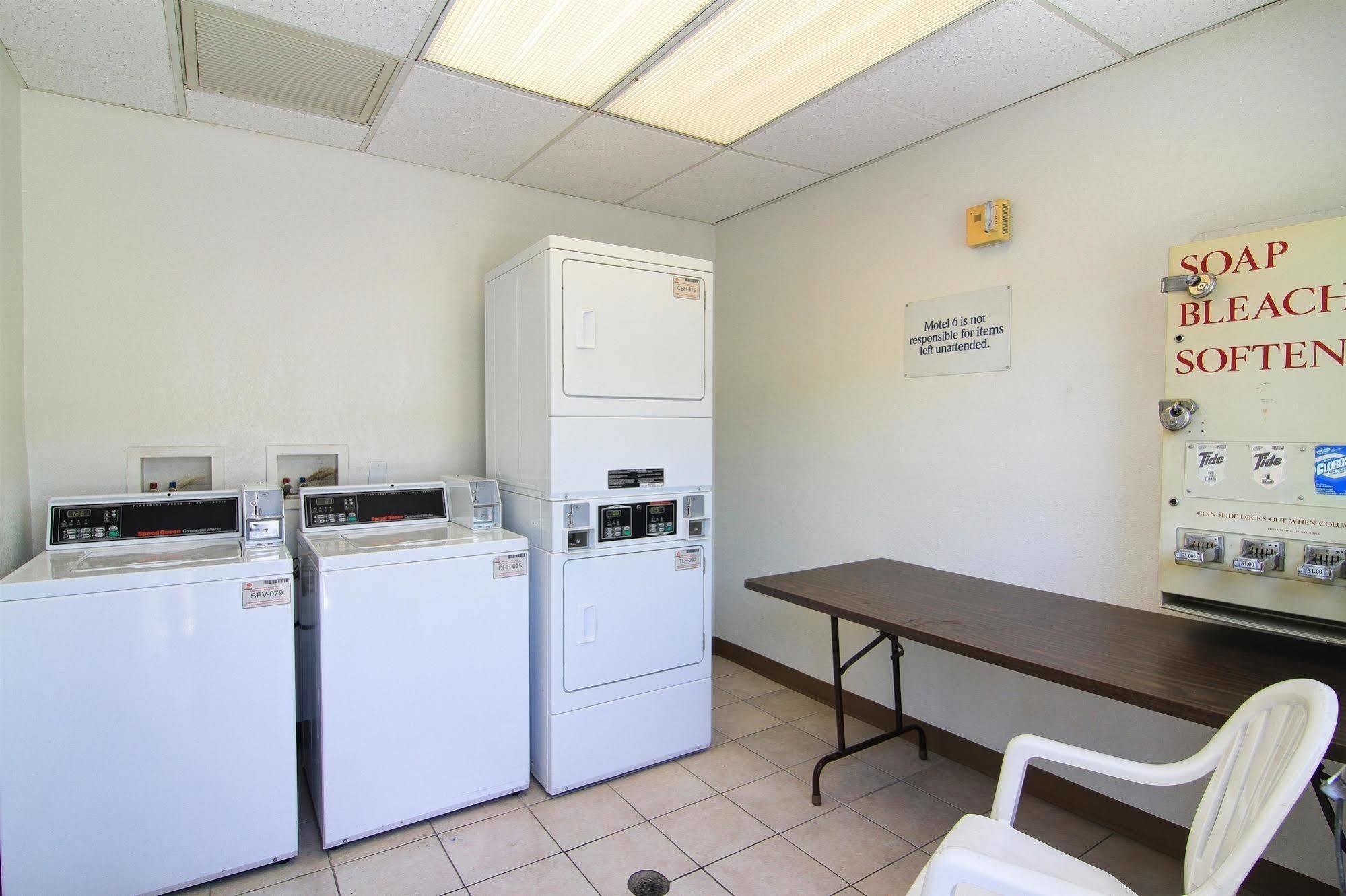 Motel 6 Old Town Scottsdale Fashion Square Exterior photo
