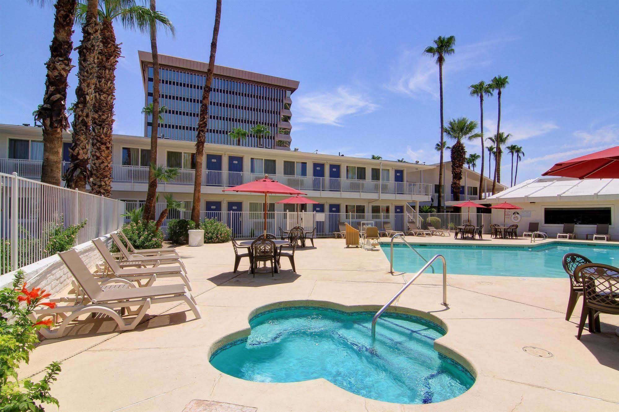 Motel 6 Old Town Scottsdale Fashion Square Exterior photo
